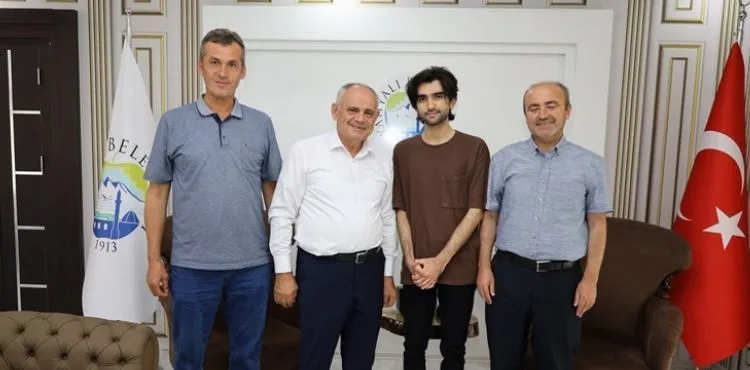 BAŞKAN ÖZTÜRK’TEN BAŞARILI ÖĞRENCİYE ALTIN HEDİYESİ