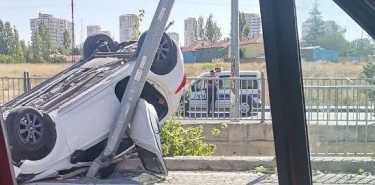 Elektrik direğine çarpan sürücü yaralandı