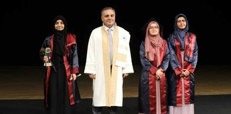 ERÜ İlahiyat Fakültesi 55. Dönem Mezunlarını Verdi