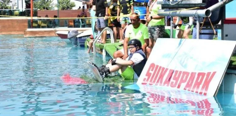 BÜYÜKŞEHİR’İN EV SAHİPLİĞİ YAPTĞI WAKEBOARD TÜRKİYE ŞAMPİYONASI RENKLİ GÖRÜNTÜLERE SAHNE OLUYOR