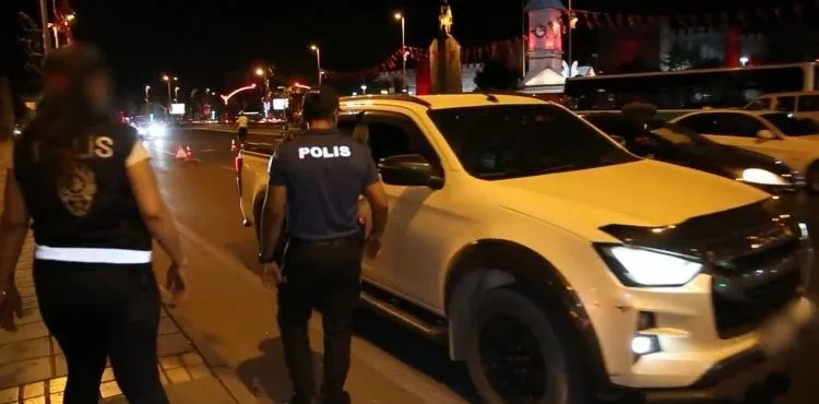 Polis ekipleri trafikte kapsamlı denetimlerini sürdürüyor