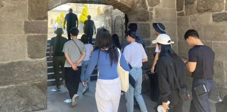 BÜYÜKŞEHİR’İN KONUĞU GÜNEY KORELİ ÖĞRENCİ VE ARKEOLOGLAR, KAYSERİ’YE HAYRAN KALDI
