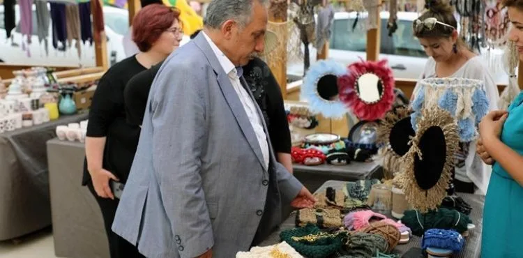 MAHARETLİ ELLER, ALICISINI BEKLER