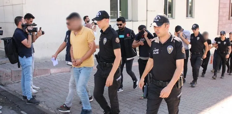 Uyuşturucu madde operasyonunda 5 şüpheli adliyeye sevk edildi
