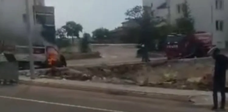 Seyir halindeyken yangın çıkan bir araç küle döndü