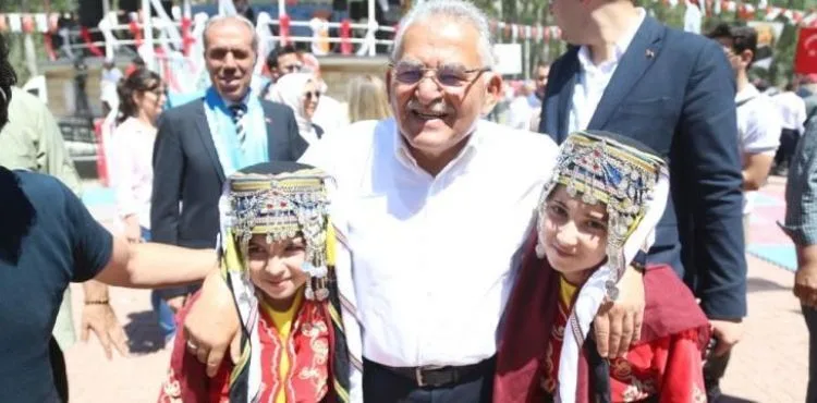 BAŞKAN BÜYÜKKILIÇ VERDİĞİ SÖZÜ TUTTU, ÖĞRENCİLER ZAFER BAYRAMI’NDA BİSİKLETLERİNE KAVUŞTU