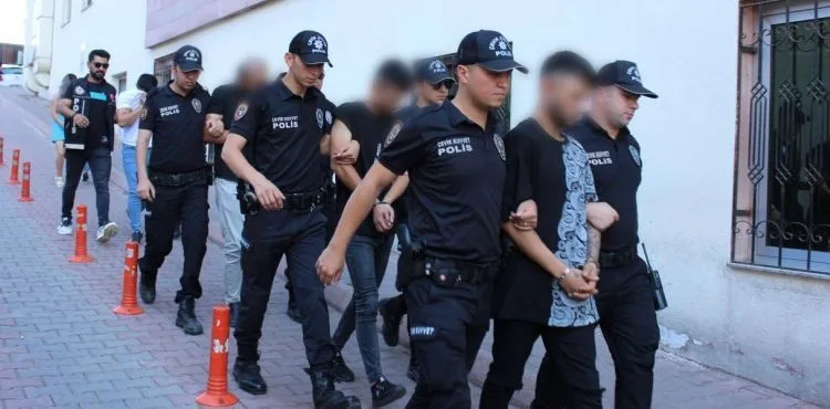 Kovalamaca sonucu yakalanan şüpheliler adliyeye sevk edildi