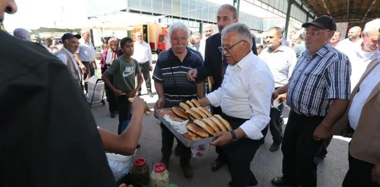 BAŞKAN BÜYÜKKILIÇ, TOMARZA’DA PAZARCI ESNAFI İLE BULUŞTU, YURT İNŞAATINI İNCELEDİ