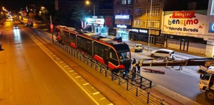 BÜYÜKŞEHİR, TALAS MEVLANA-CUMHURİYET MEYDANI RAYLI SİSTEM HATTINDA İLK TRAMVAYI RAYLARA İNDİRDİ