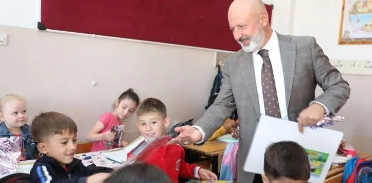 BAŞKAN ÇOLAKBAYRAKDAR, 2023-2024 EĞİTİM ÖĞRETİM YILININ İLK DERS ZİLİNDE ÖĞRENCİLERLE BİR ARAYA GELDİ