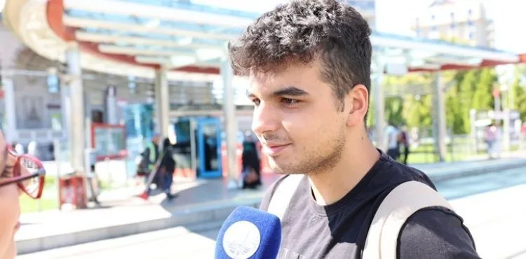BÜYÜKŞEHİR’İN TRAMVAYLARDAKİ ÜCRETSİZ İNTERNET HİZMETİNDEN VATANDAŞLAR ÇOK MEMNUN