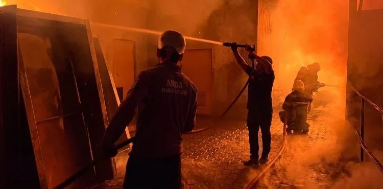 Çelik kapı fabrikasında çıkan yangın sonrası hurdalık küle döndü
