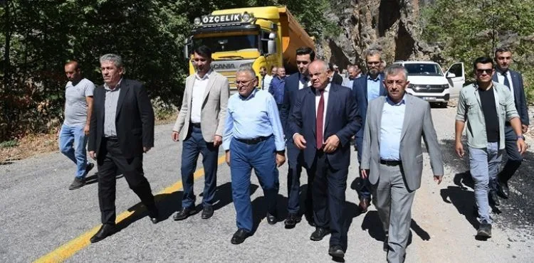 BAŞKAN BÜYÜKKILIÇ, KAPUZBAŞI ŞELALELERİ YOLUNDA SICAK ASFALT ÇALIŞMALARINI İNCELEDİ