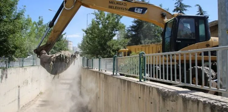 MELİKGAZİ GENELİNDE TAŞKIN SUYU KANALLARINDA TEMİZLİK YAPILDI