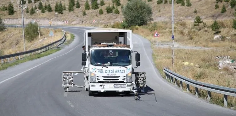 MELİKGAZİ YOLLARIN GÜVENLİĞİ İÇİN ÇİZGİ ÇALIŞMASI YAPIYOR