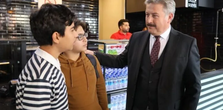 MELİKGAZİ’DE GENÇLERİN BİLGİ YOLCULUĞUNDAKİ REHBERİ: “AKIL KÜPÜ KÜTÜPHANELERİ”
