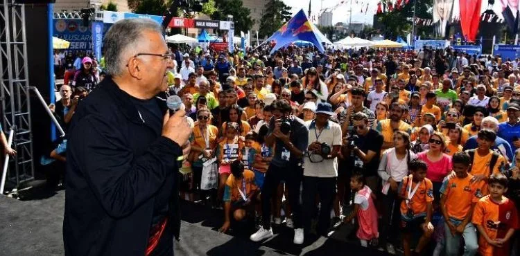 Büyükkılıç, Uluslararası Kayseri Yarı Maratonu Ödül Töreni'ne Katıldı