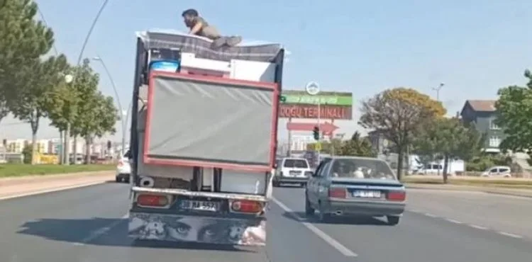 Hem canını hem trafiği tehlikeye attı