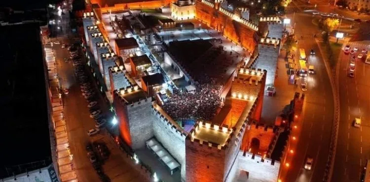 BÜYÜKŞEHİR BELEDİYESİ, ÇEVRE DOSTU AYDINLATMA PROJELERİ İLE KENTİN GELECEĞİNE IŞIK TUTUYOR