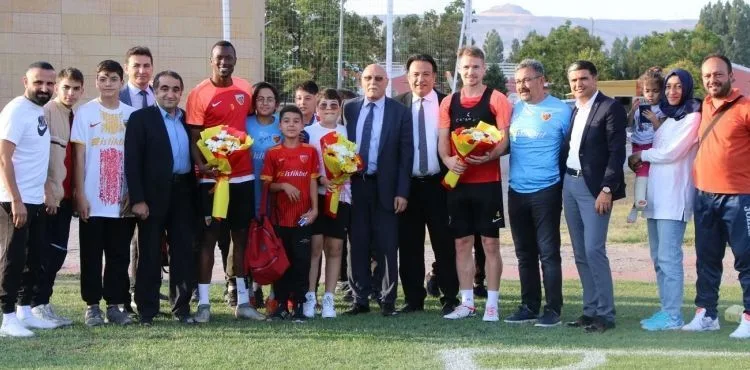 İl Millî Eğitim Müdürü Karaköse’den Kayserispor antrenmanına ziyaret