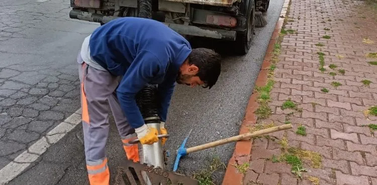 MELİKGAZİ'DE YAĞMUR SUYU KANALLARI PERİYODİK OLARAK TEMİZLENİYOR