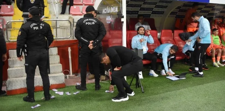 Taraftar Kayserispor - Başakşehir maçı öncesi sahaya üzerinde Çağdaş Atan olan Euro attı