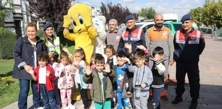 BÜYÜKŞEHİR, ÇOCUKLARA HAYVAN SEVGİSİNİ AŞILADI