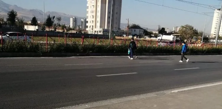 Okula gitmek için tramvay hattından geçen öğrenciler tehlike ile burun buruna geliyor