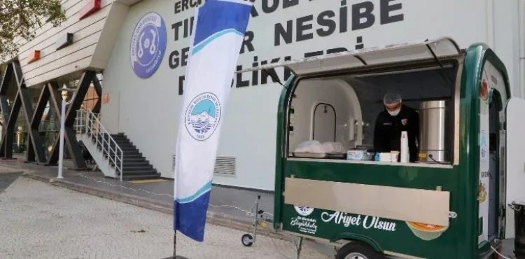 ‘ÖĞRENCİ DOSTU’ BÜYÜKKILIÇ’TAN, ERÜ TIP FAKÜLTESİ ÖĞRENCİLERİNE SICAK ÇORBA HİZMETİ