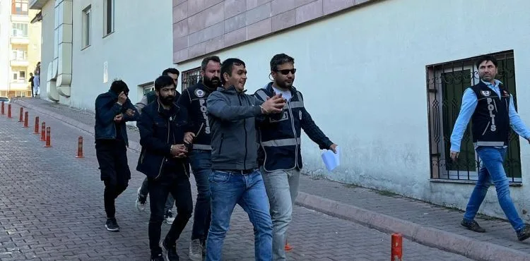 Kesinleşmiş hapis cezası olan 3 kişi yakalandı