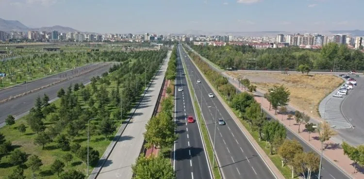 BÜYÜKŞEHİR, GÜNDE 300 BİN ARACIN GEÇİŞ YAPTIĞI YOLDA ASFALT ÇALIŞMASINI TAMAMLADI