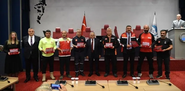 BAŞKAN BÜYÜKKILIÇ’TAN AFETİN İSİMSİZ KAHRAMANLARINA PLAKET