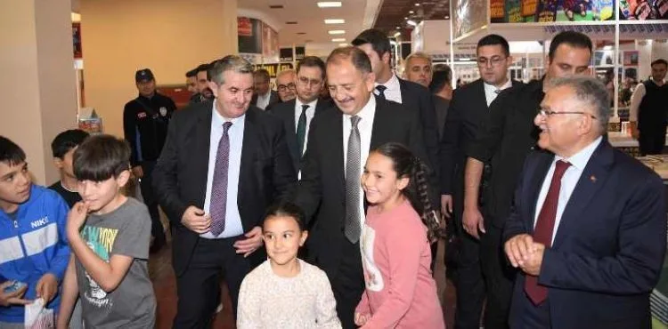 Bakan Özhaseki Ve Başkan Büyükkılıç, Kayseri’de 6’ncı Kitap Fuarını Ziyaret Etti