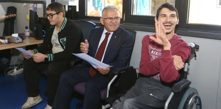 BAŞKAN BÜYÜKKILIÇ, ENGELLERİ ORTADAN KALDIRAN MERKEZE YÜZME HAVUZU KAZANDIRDI
