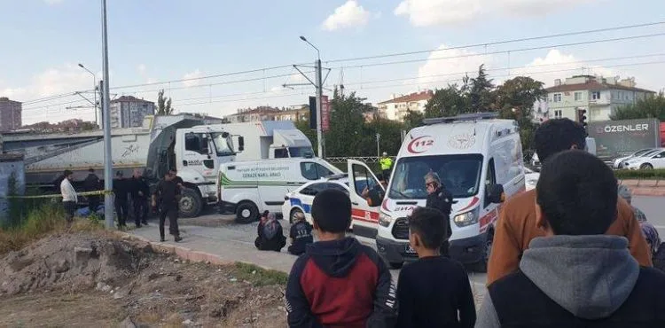 Akülü aracıyla kamyonun altında kalan engelli şahıs yaşamını yitirdi