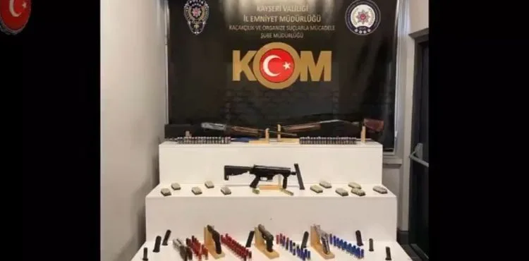 Polis ekipleri ruhsatsız silah satışı yapan 3 şahsı yakaladı