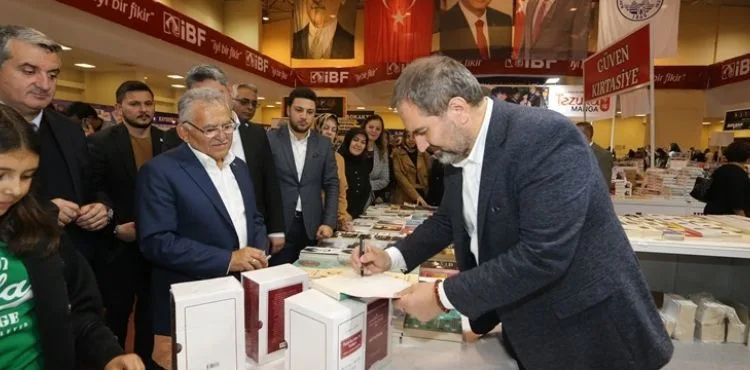 SİYASETÇİ VE GAZETECİ YAZARLARDAN 6'NCI KAYSERİ KİTAP FUARI'NA ÇIKARMA