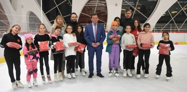 Kayseri Gençlik ve Spor İl Müdürlüğü Spor Kulübü Artistik Buz Pateni takımına malzeme dağıtımı yapıldı