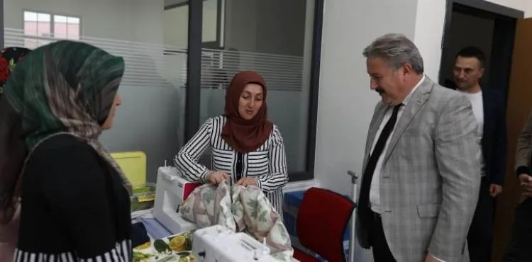 BAŞKAN PALANCIOĞLU, MELMEK KURSİYERLERİNİ VE KÜTÜPHANEDE ÖĞRENCİLERİ ZİYARET ETTİ