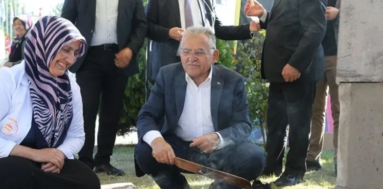 BAŞKAN BÜYÜKKILIÇ, YENİŞEHİRLİOĞLU’NUN SÖYLEŞİSİNE KATILDI, KİTAP İMZALATTI