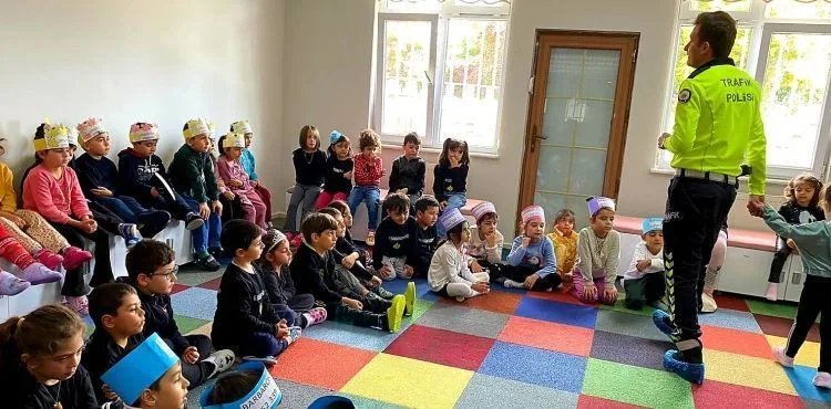 Trafik ekiplerinden miniklere trafik kuralları eğitimi