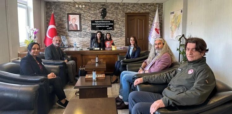 TEMA Vakfı Kayseri İl Temsilciliği Özvatan Kaymakamı Mine Kurt Hanımefendiyi makamında ziyaret etti.
