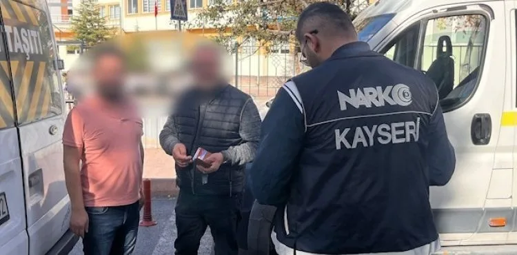 Narkotik ekipleri okul etrafında şüpheli kişilere yönelik uygulama gerçekleştirdi