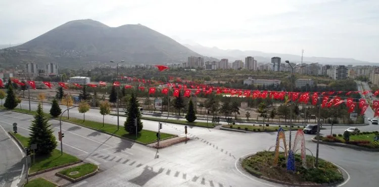 TALAS'TA YER GÖK KIRMIZI BEYAZ!