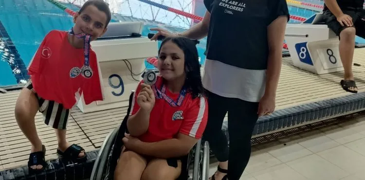 Para Yüzme Bölge Şampiyonası’na katılan Ecrin ve İbrahim madalyayla döndü