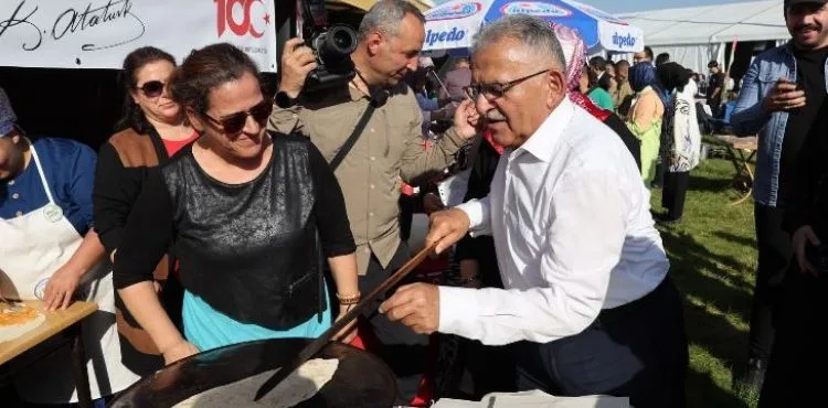 BAŞKAN BÜYÜKKILIÇ, GASTRONOMİ GÜNLERİ’NDE STANTLARI GEZDİ, ÜNLÜ ŞEFLERLE YEMEK YAPTI