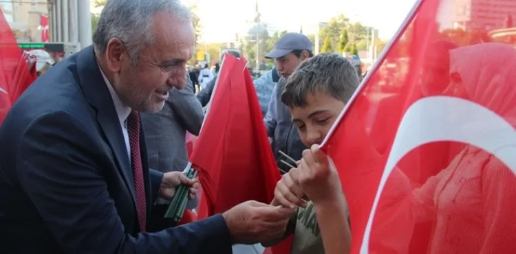 MHP İL BAŞKANI DEMİREZEN 2 BİN TÜRK BAYRAĞI DAĞITTI