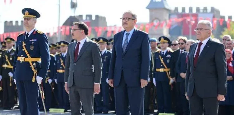 BAŞKAN BÜYÜKKILIÇ, CUMHURİYET BAYRAMI KUTLAMASINDA ÇELENK SUNDU