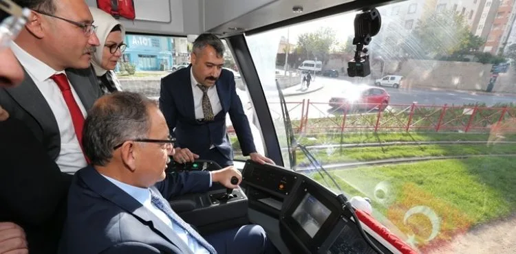 TALAS MEVLANA-CUMHURİYET MEYDANI TRAMVAY HATTI, BAKAN ÖZHASEKİ’NİN VATMAN KOLTUĞUNDA SÜRÜŞÜ İLE HİZMETE BAŞLADI