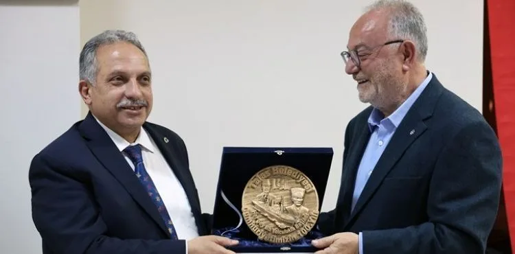 BAŞKAN YALÇIN'DAN TALAS AMERİKAN KOLEJİ MEZUNLARINA 100. YIL SÜRPRİZİ